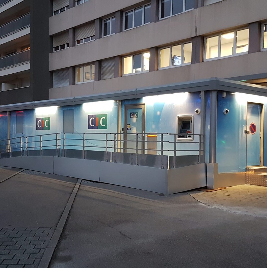 MobilBank CIC de nuit avec rampe acces